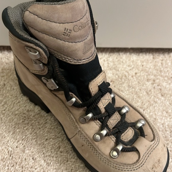 Lightly used Columbia OMNI tech Boots - Picture 2 of 5